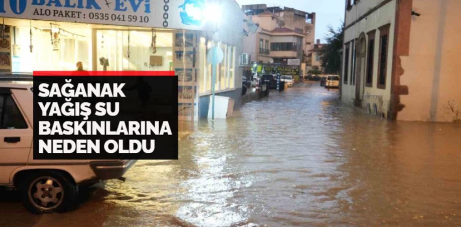 Balıkesir’in Edremit ilçesinde akşam saatlerinde sağanak yağış sonrasında cadde ve