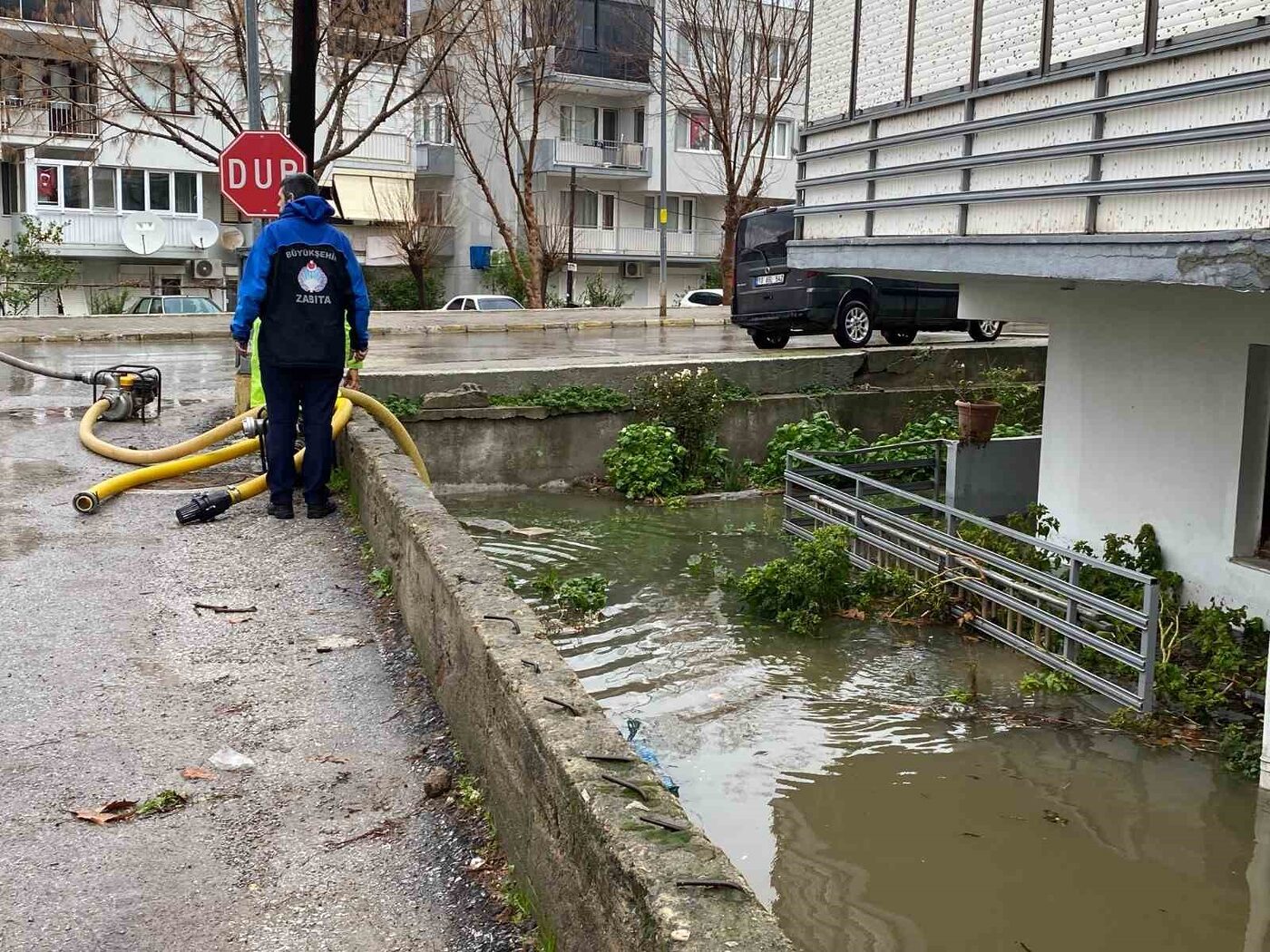 AYVALIK’TA ŞİDDETLİ YAĞIŞ HAYATI