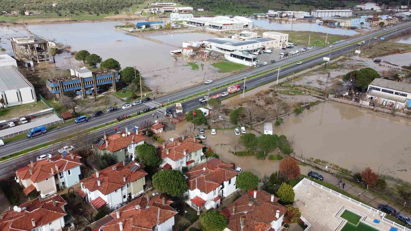 METEOROLOJİNİN “TURUNCU ALARM” VERDİĞİ 7 KENTTEN BİRİ OLAN BALIKESİR’DE KUVVETLİ