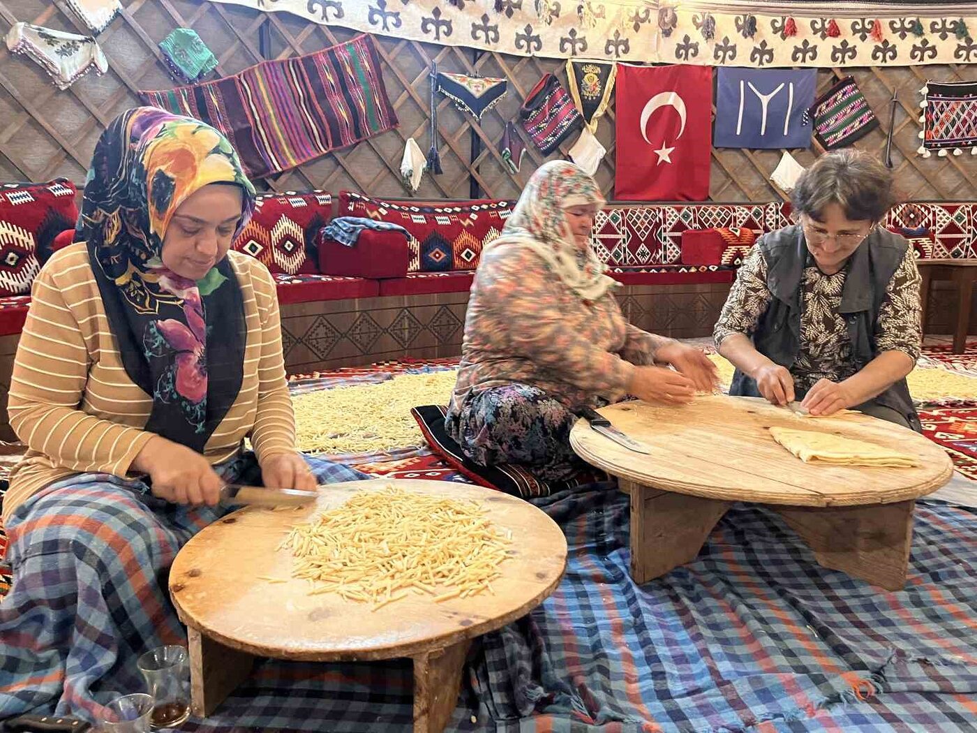 Balıkesir’de Ramazan sofraları için kadınların erişte mesaisi başladı