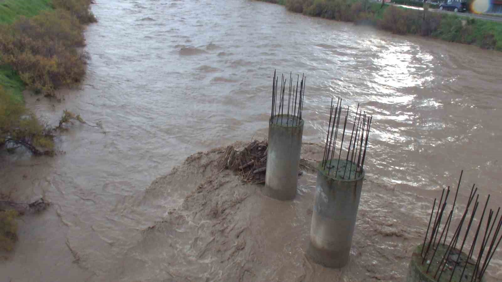 Balıkesir’de sel suları köy yollarına zarar verdi