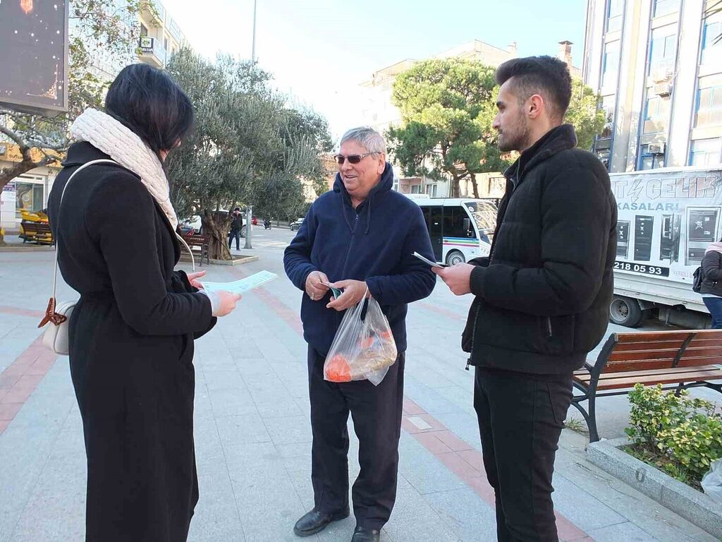 ÖĞRENCİLER CUMHURİYET MEYDANINDA KURDUKLARI