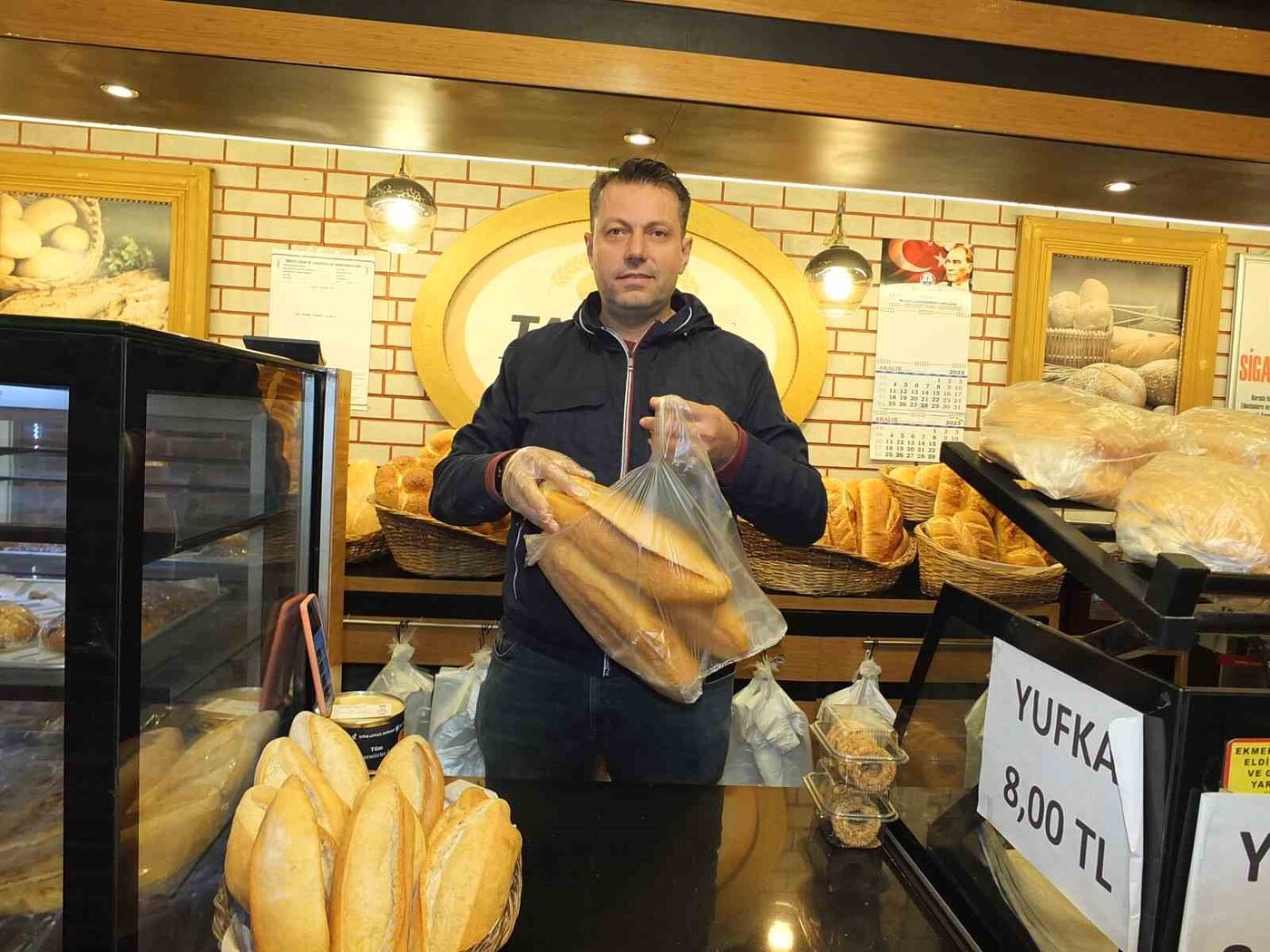 Balıkesirli fırıncı hem ucuz satıyor hem de askıda ekmek uygulamasını devam ettiriyor