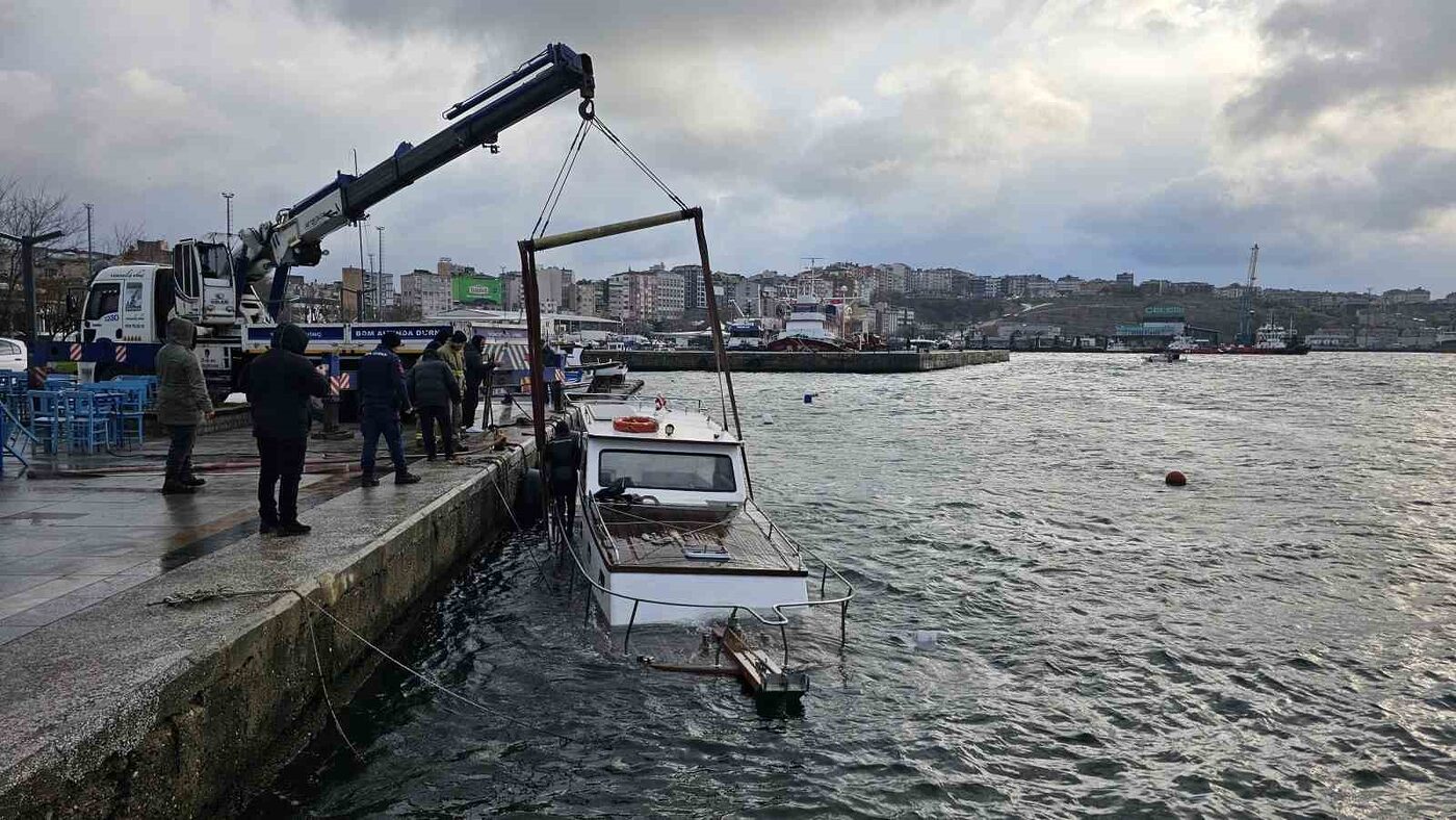 Fırtınada batan tekne vinç yardımıyla çıkarıldı