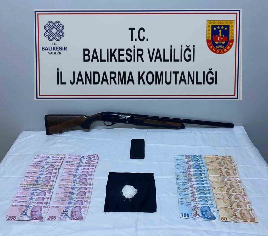 BALIKESİR’İN EDREMİT İLÇESİNDE JANDARMA TARAFINDAN YAPILAN UYUŞTURUCU OPERASYONUNDA BİR KİŞİ