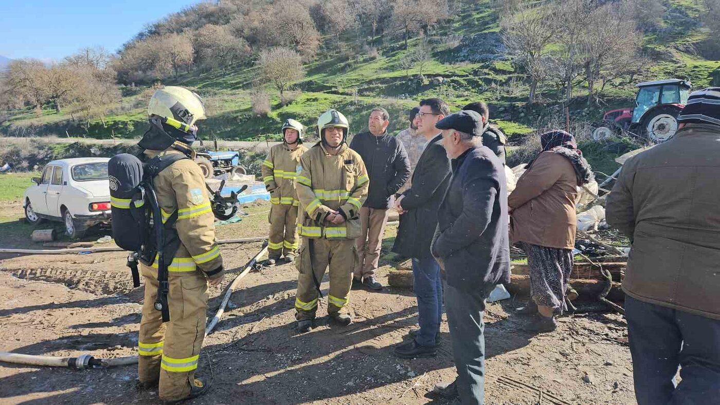 Sındırgı’da elektrik kontağı yüzünden çıkan yangın bir evi kül etti