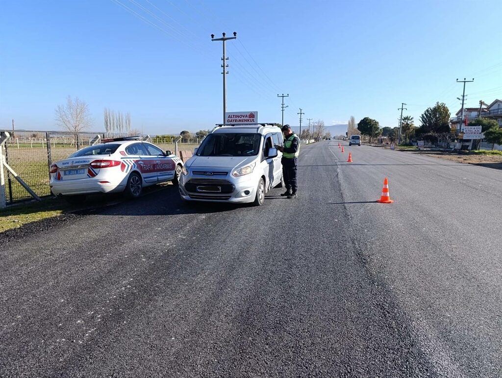 Balıkesir’de jandarma aranan 61 şahsı yakaladı