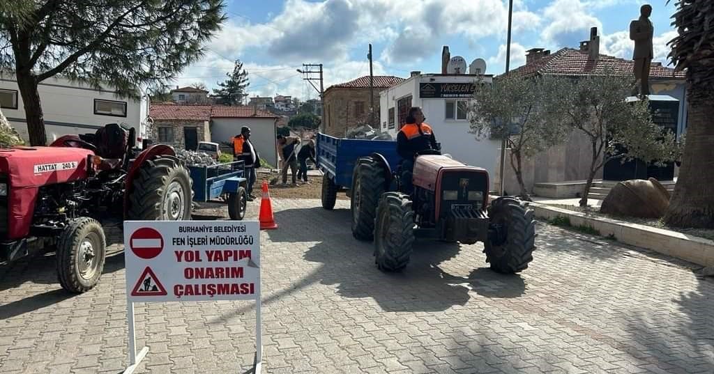 Burhani̇ye Geneli̇nde Yol Çalışmaları Sürüyor