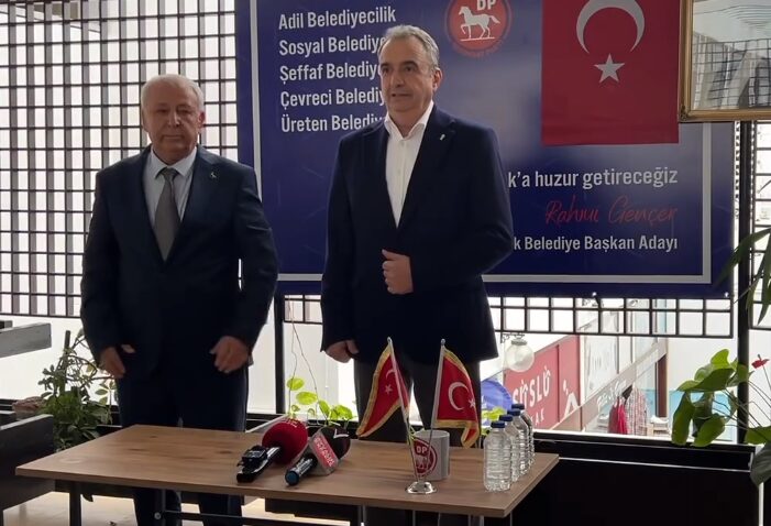 Ayvalık’ta CHP’li eski Belediye Başkanı Rahmi Gençer, Demokrat Parti’den başkan