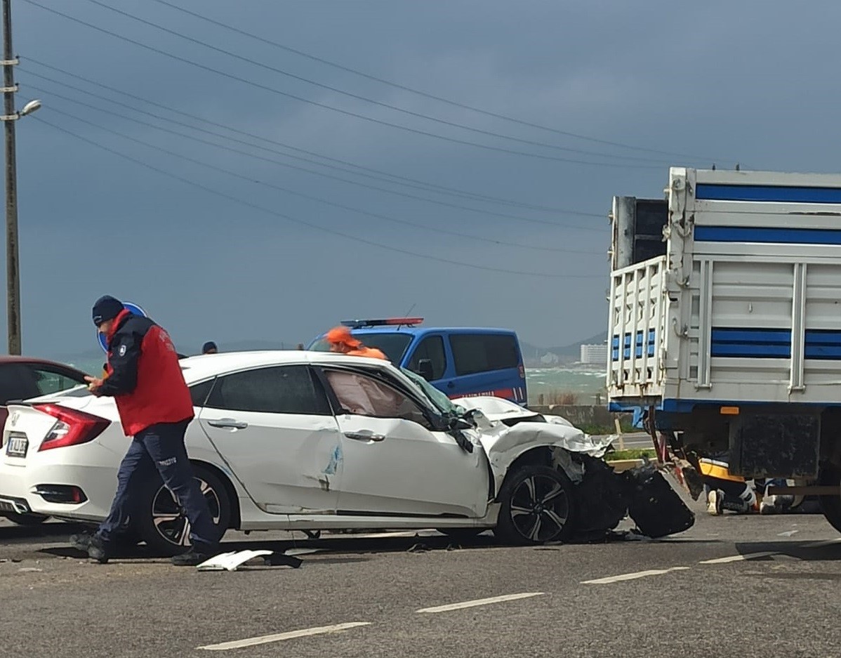 Balıkesir’in Ayvalık ilçesinde bir kamyonet ile otomobilin karıştığı trafik kazasında,