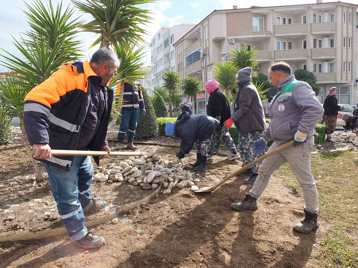 Burhaniye’de Belediye ekipleri bahar mesaisine başladı