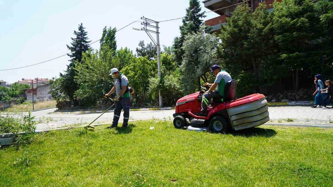 Altıeylül’de parklara bahar bakımı