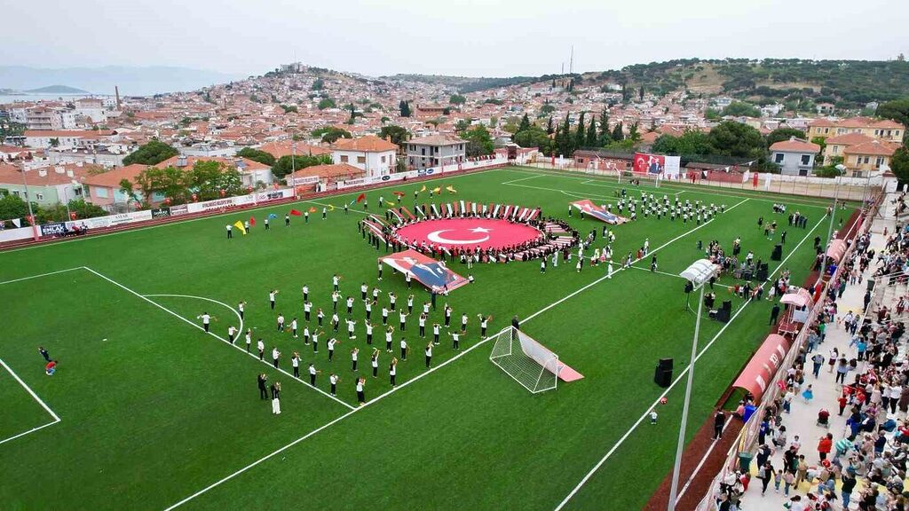 Ayvalık’ta minik yüreklerin 23 Nisan coşkusu