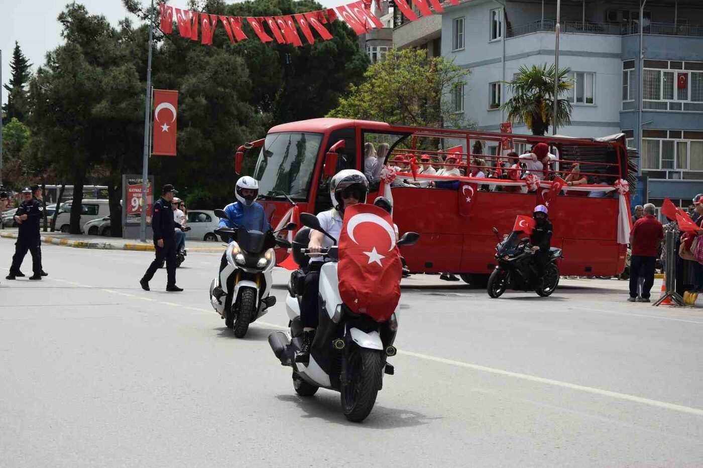 Balıkesir’de 23 Nisan’a özel kortej yürüyüşü