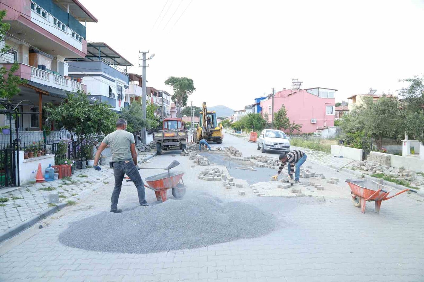 Burhaniye Belediyesi Fen İşleri Müdürlüğü ekipleri, ilçenin çeşitli bölgelerinde altyapı