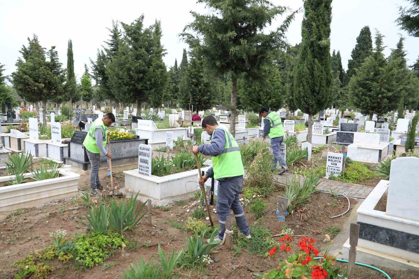 Burhaniye Belediyesi, yaklaşan Ramazan Bayramı dolayısıyla ilçede bulunan tüm mezarlıklarda