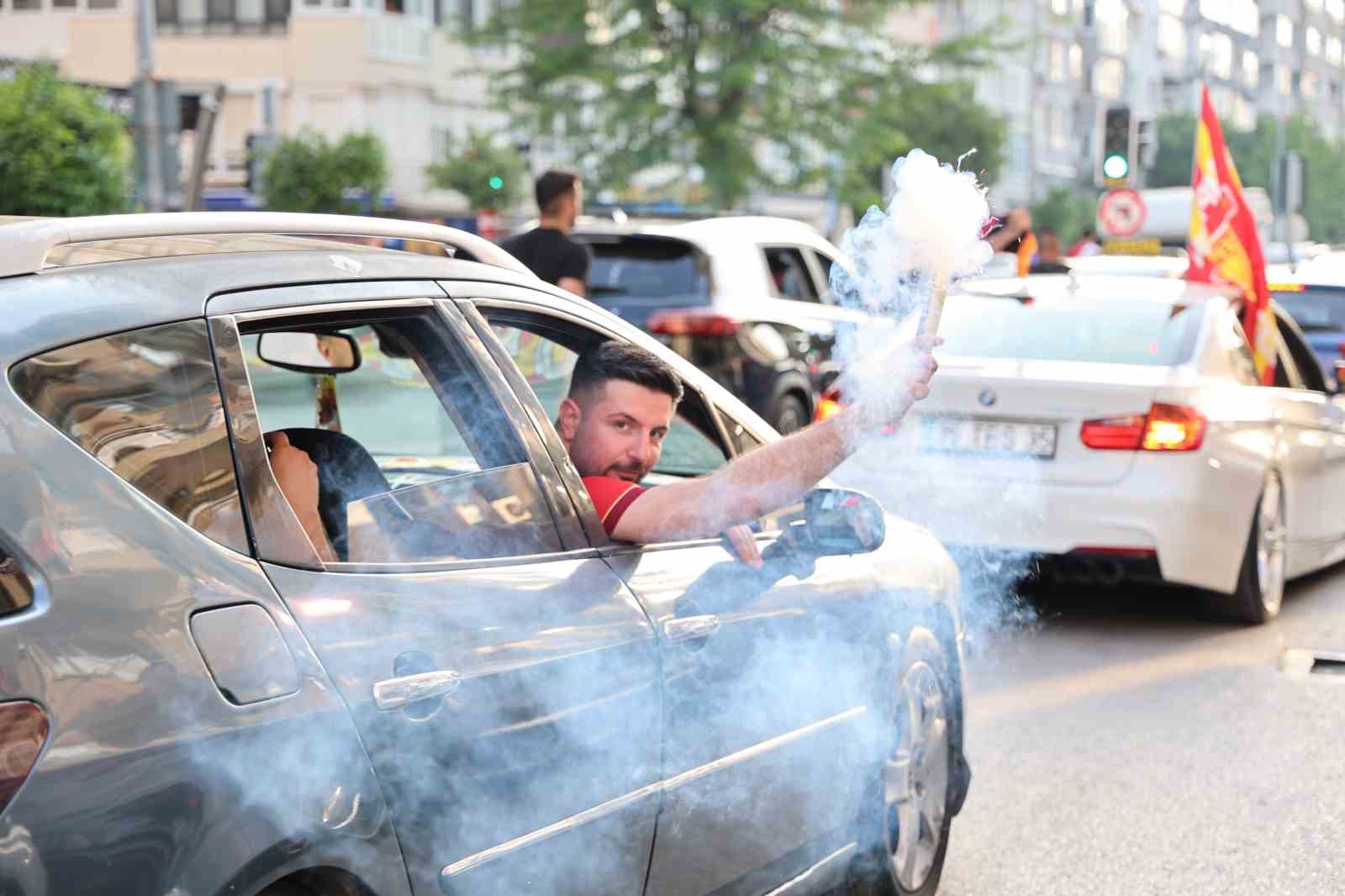 Göztepe Süper Lig’e çıktı, taraftar sokağa döküldü