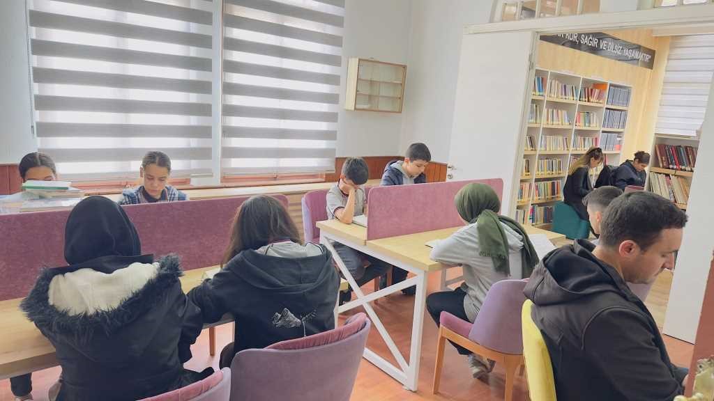 Kütüphaneler haftasında millet kütüphanesinde gençlerle bir araya geldi