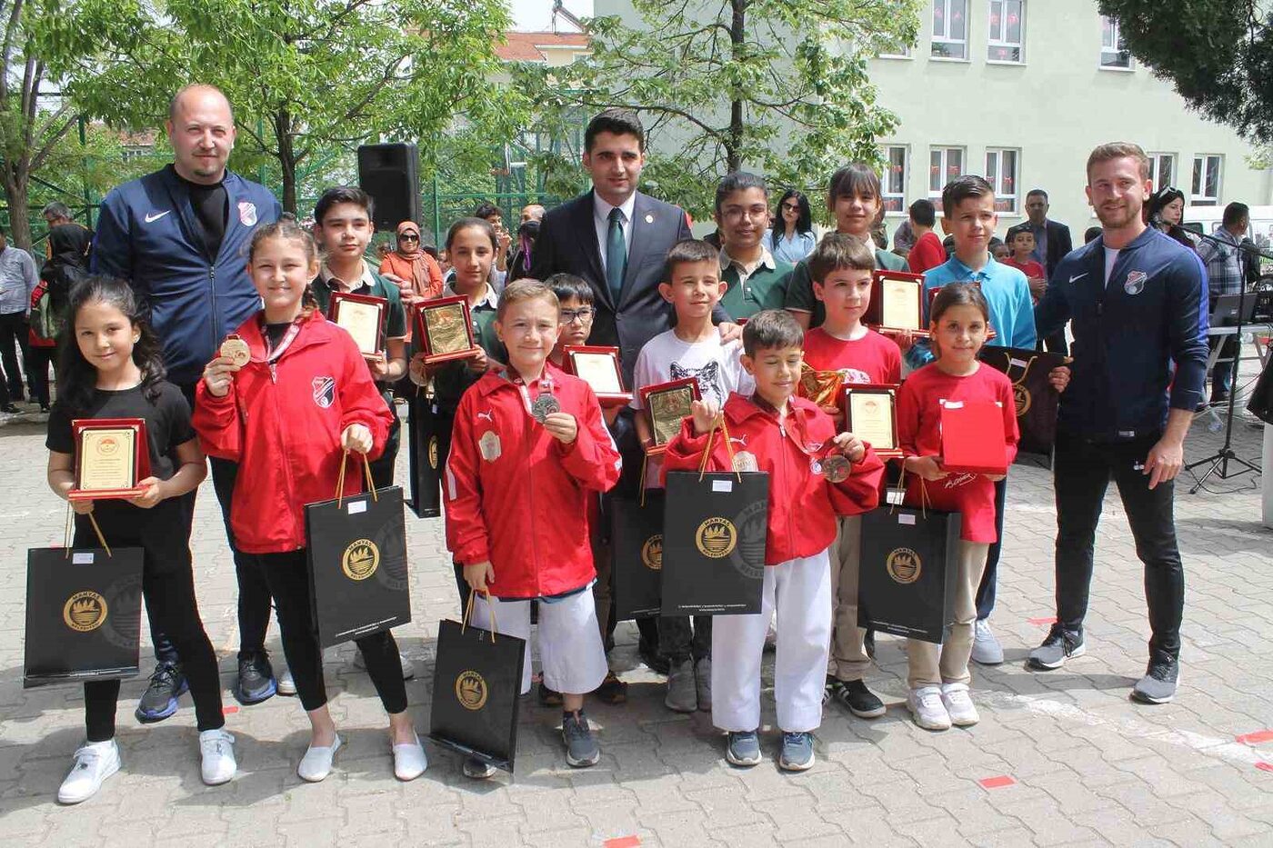 Gaziantep’te düzenlenen Türkiye Minikler Karate Şampiyonası’na 53 İl 220 Kulüp