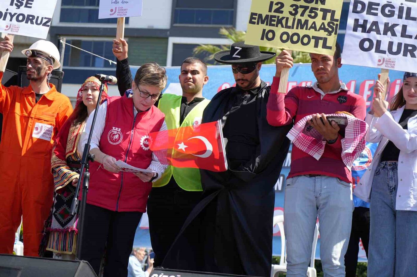 Balıesir’in Edremit ilçesinde 1 Mayıs Emek ve Dayanışma Günü düzenlenen