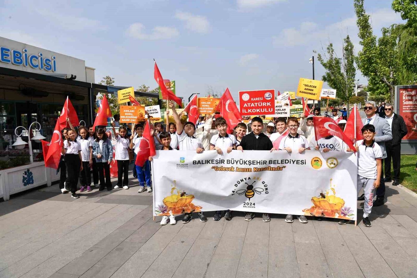 Balıkesir Büyükşehir Belediyesi “Arı Varsa Hayat Var” sloganı ile gerçekleştirilen