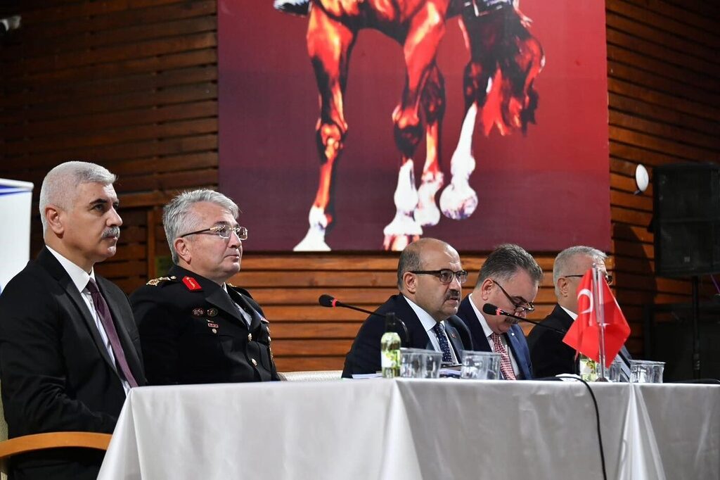 Balıkesir Valisi İsmail Ustaoğlu, Edremit ilçesinde muhtarlar ile bir araya