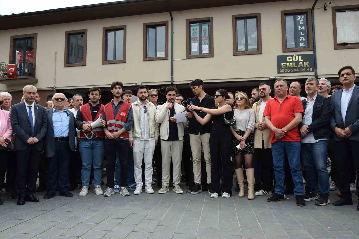 Balıkesir’de bir grup genç,