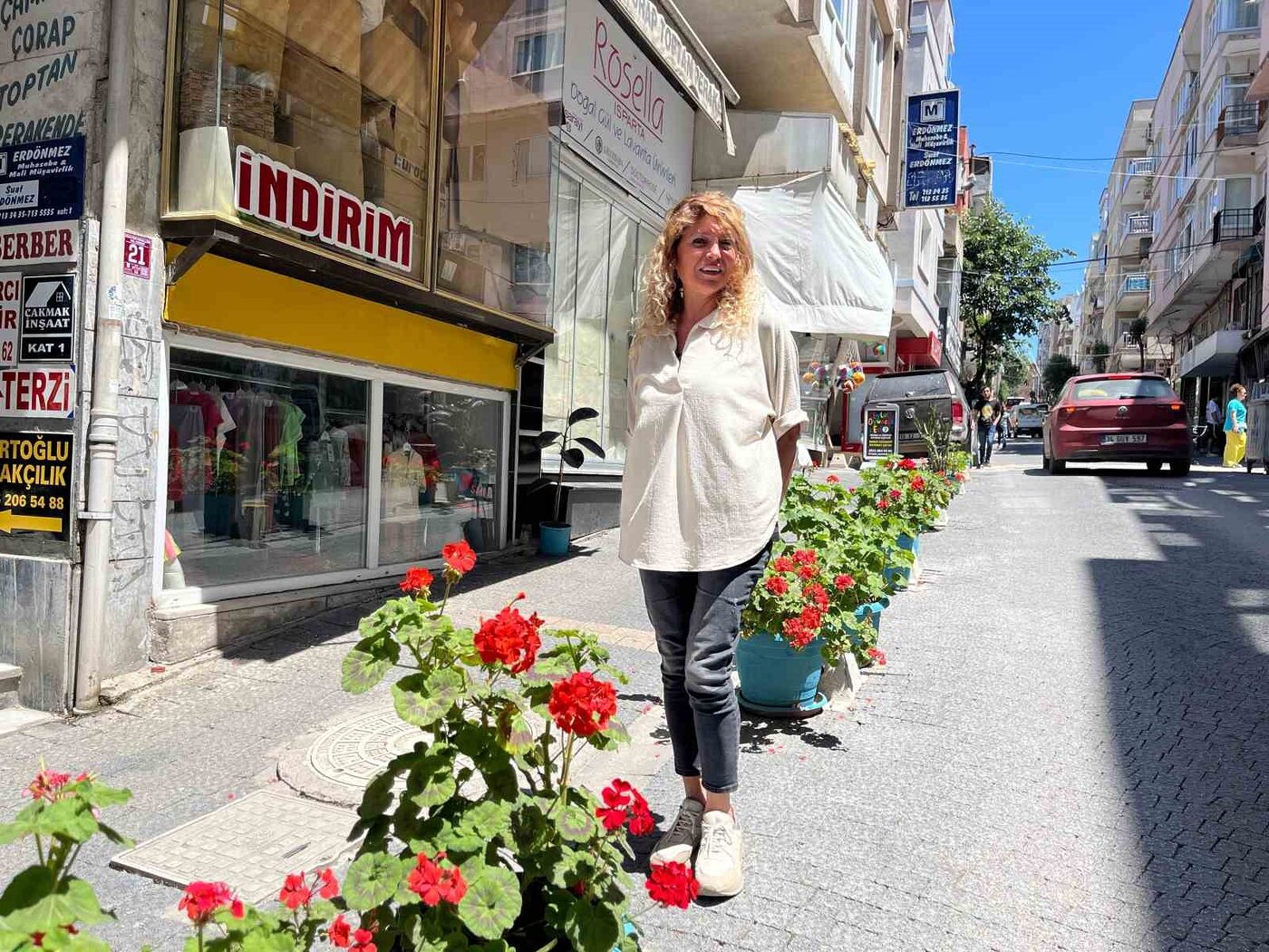 Balıkesir’in Bandırma ilçesinde kadın elinin değdiği sokak, deyim yerindeyse çiçek