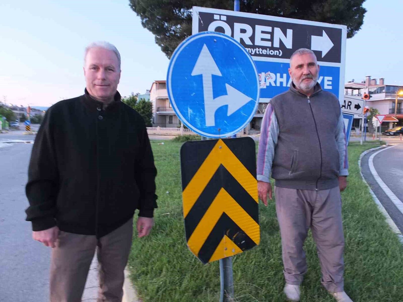 Burhaniye ilçesinde, Ören Ayaklı Kavşağında yer alan mecburi yön levhası