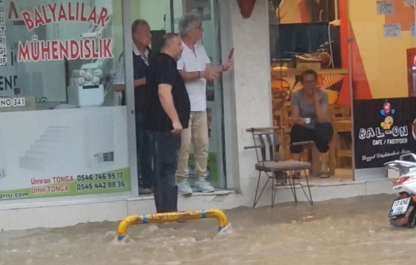 Balıkesir’in Edremit ilçesinde yağan