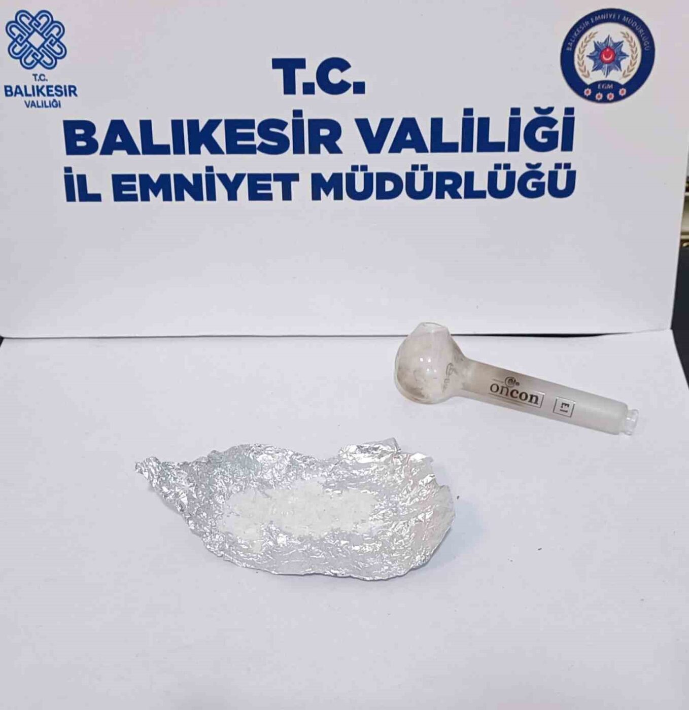 Tedirgin tavırları ele verdi: Torpido bölümünden uyuşturucu çıktı