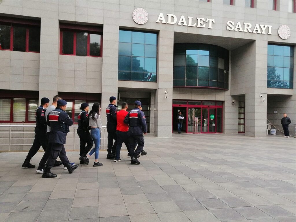 Balıkesir’de jandarmanın 2 ilçede 2 araca yönelik gerçekleştirdiği operasyonda çok