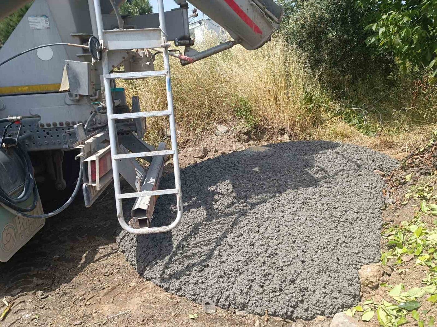 Balıkesir’in Erdek ilçesinde yol kenarına beton döküp çevre kirliliğine sebep