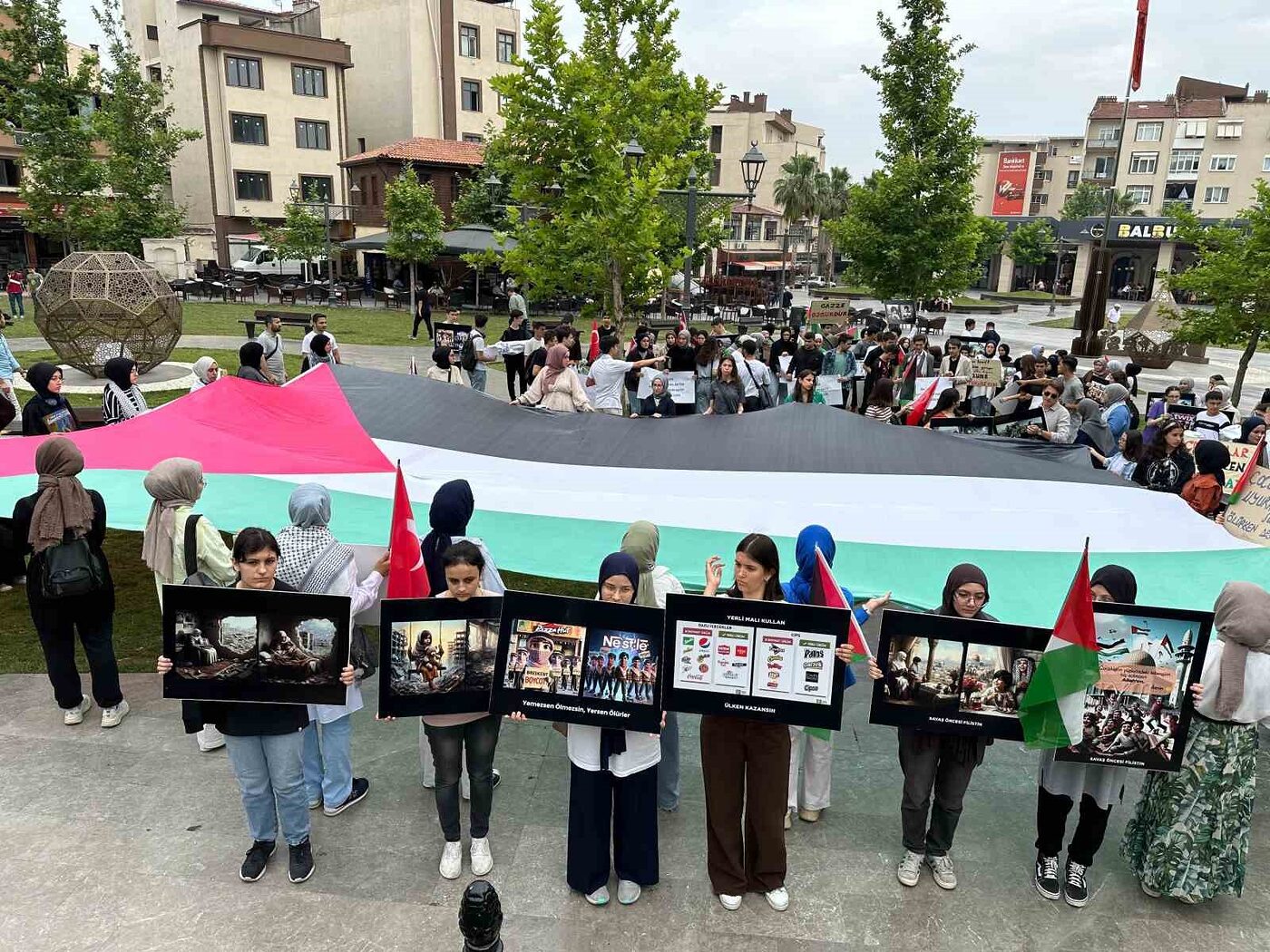 Balıkesir’de lise öğrencilerinden Gazze’ye destek yürüyüşü