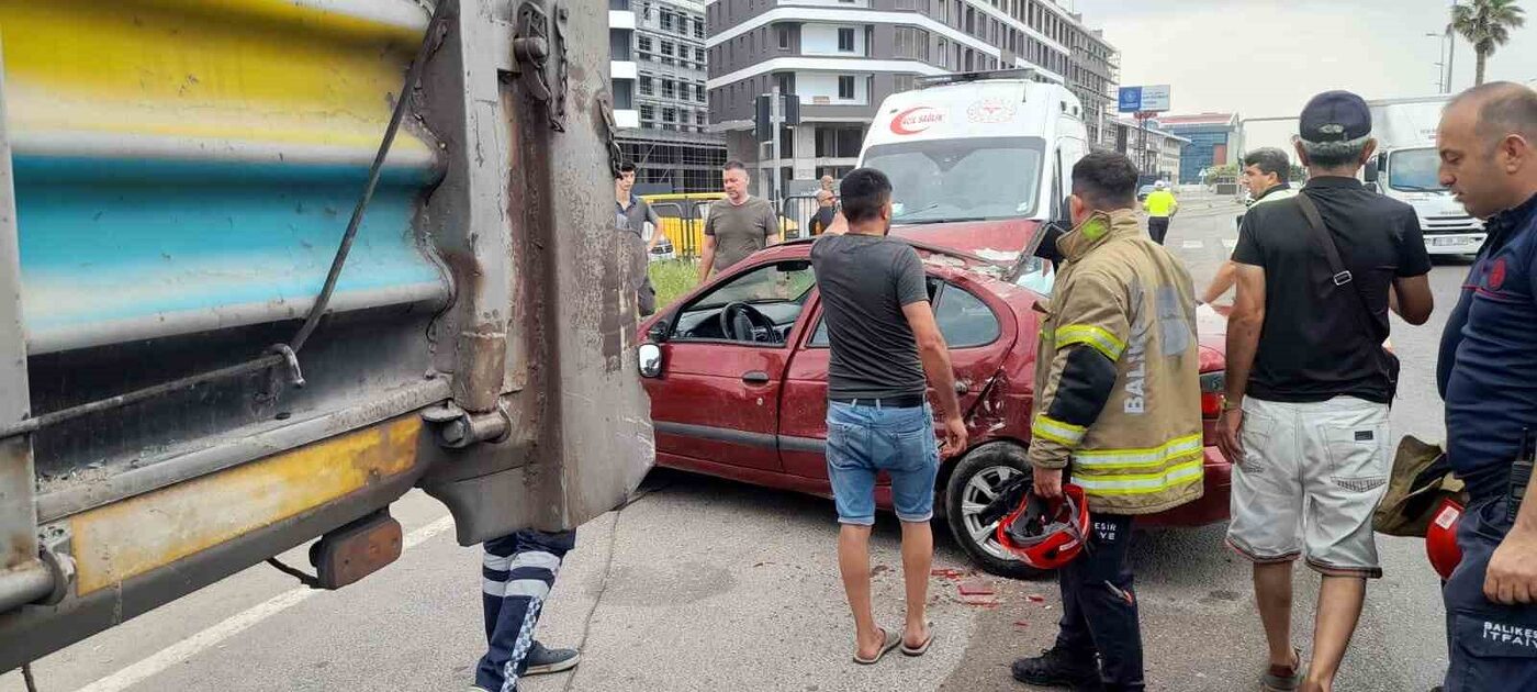 Balıkesir’in Bandırma ilçesinde meydana gelen kazada, brandasını düzeltmek için yolun