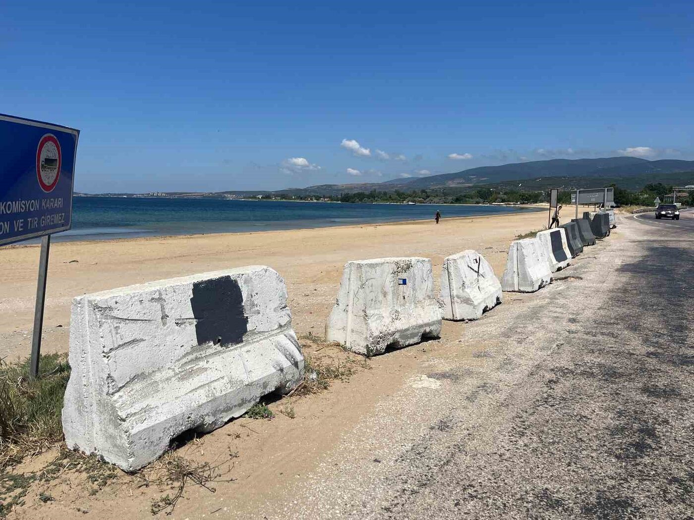 Erdek Belediyesi tarafından Balıkesir Büyükşehir Belediyesi’ne ait beton barikatlar izinsiz