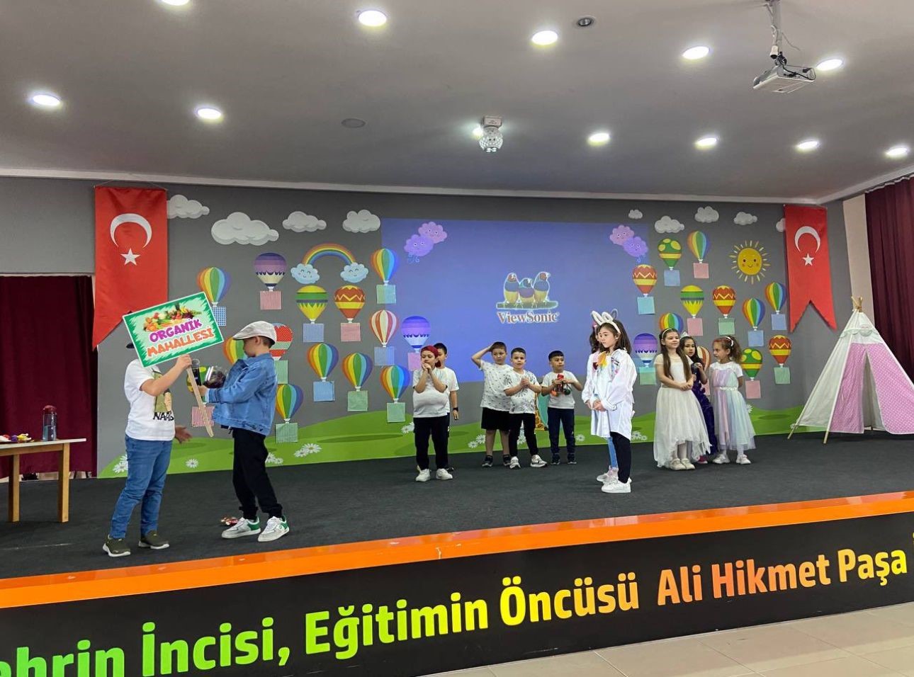 “Aburcubur Mahallesi” adlı tiyatro