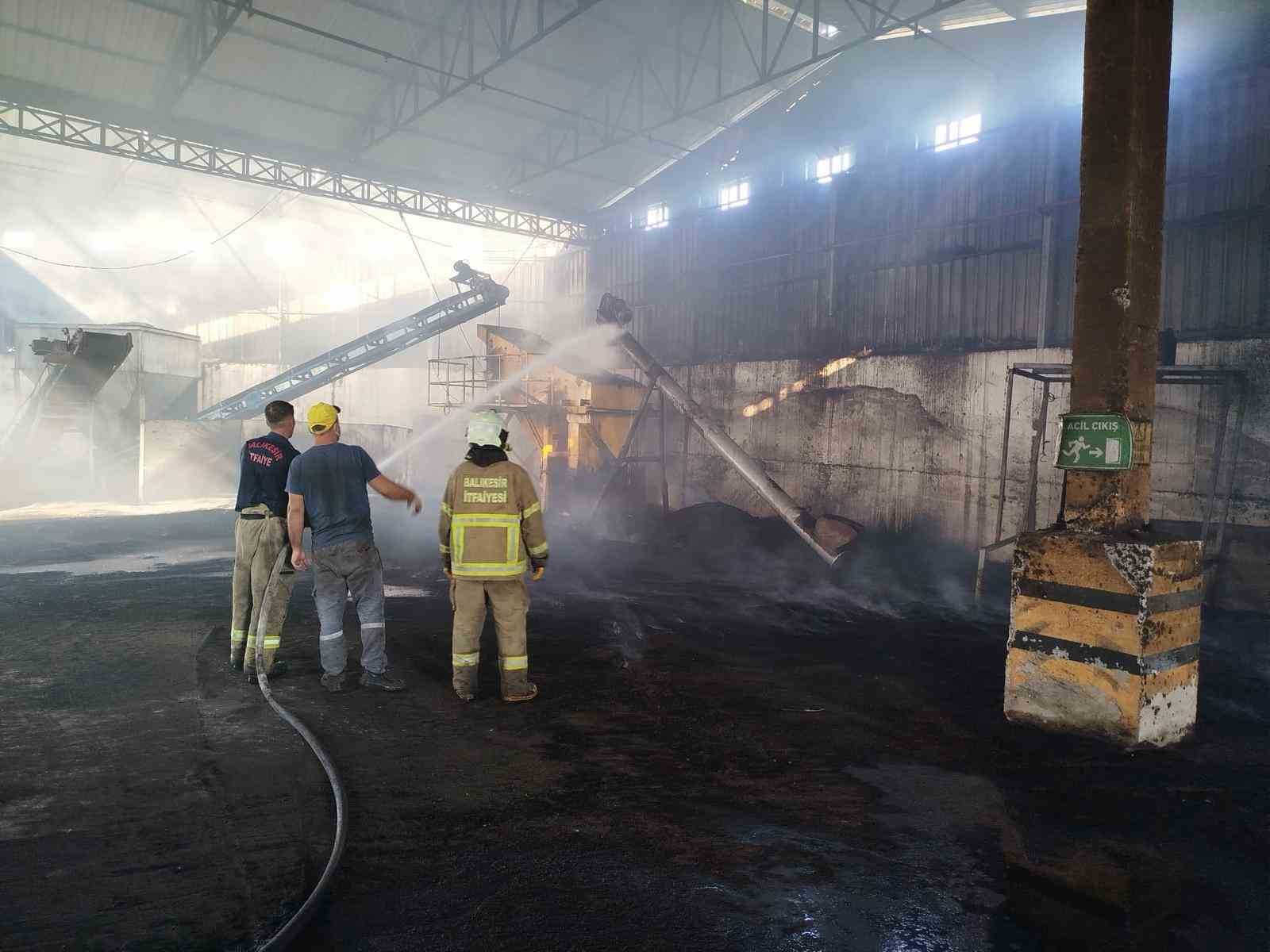 Ayvalık’ta pirina fabrikasında patlayan kazandan çıkan yangın korkuttu