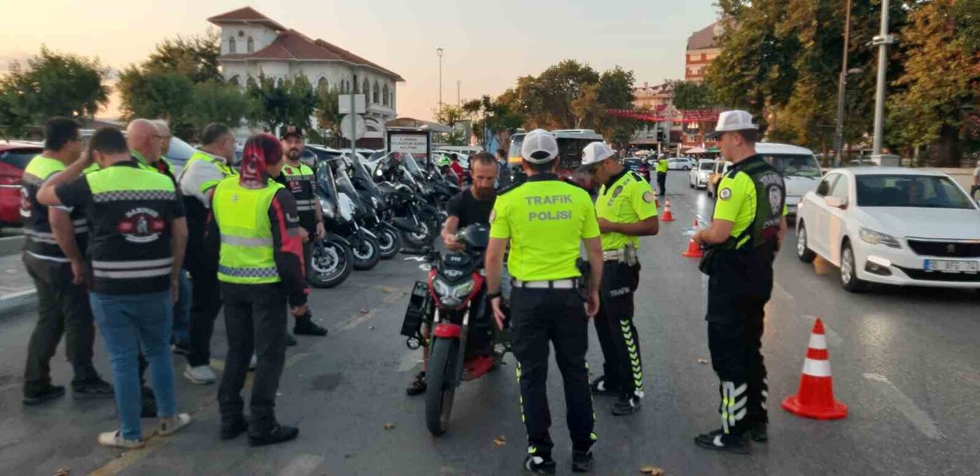 Bandırma’da motosiklet sürücülerine ekipman kullanımının önemi hatırlatıldı