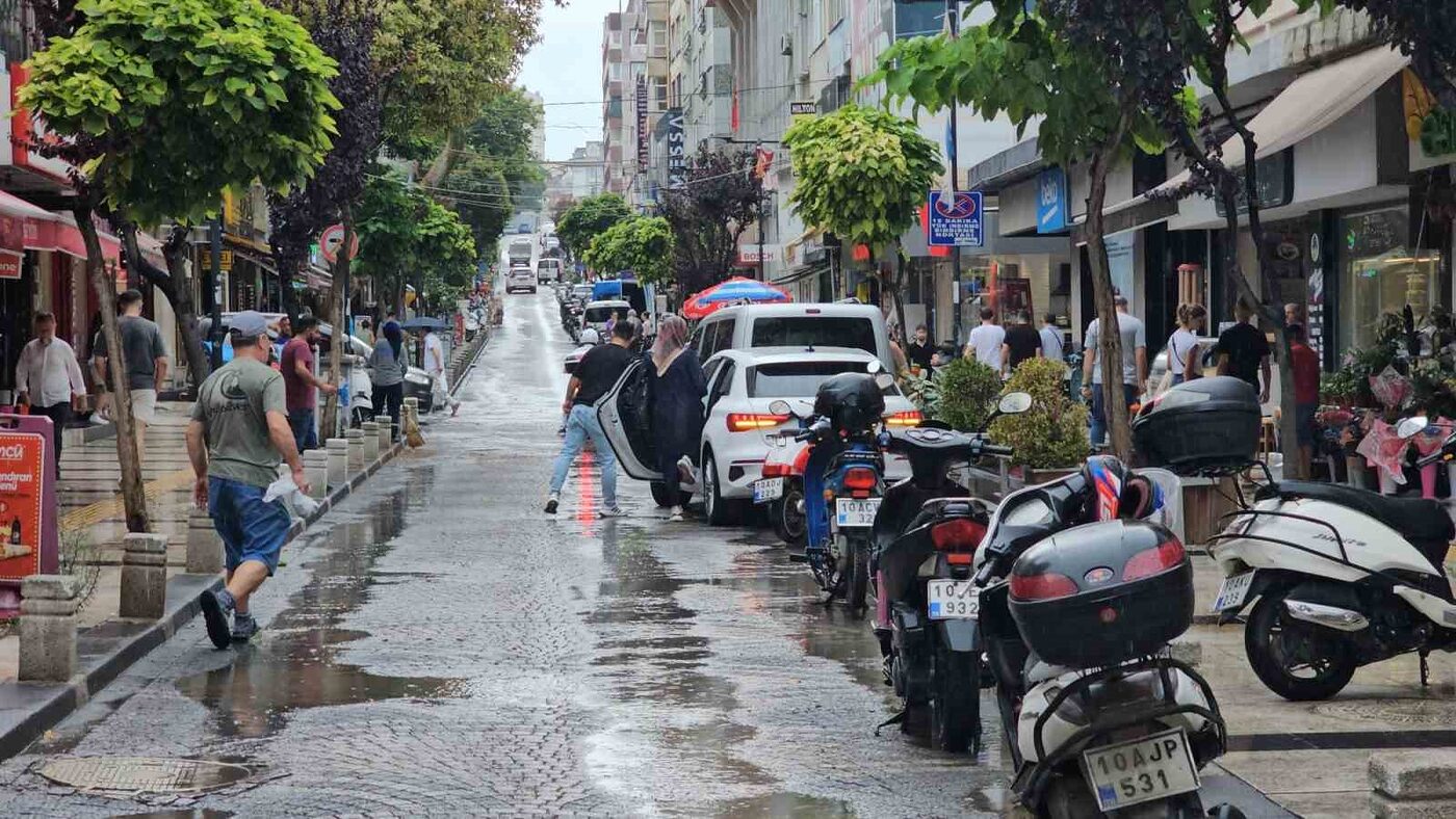 Bandırma’da sağanak yağış serinlik getirdi