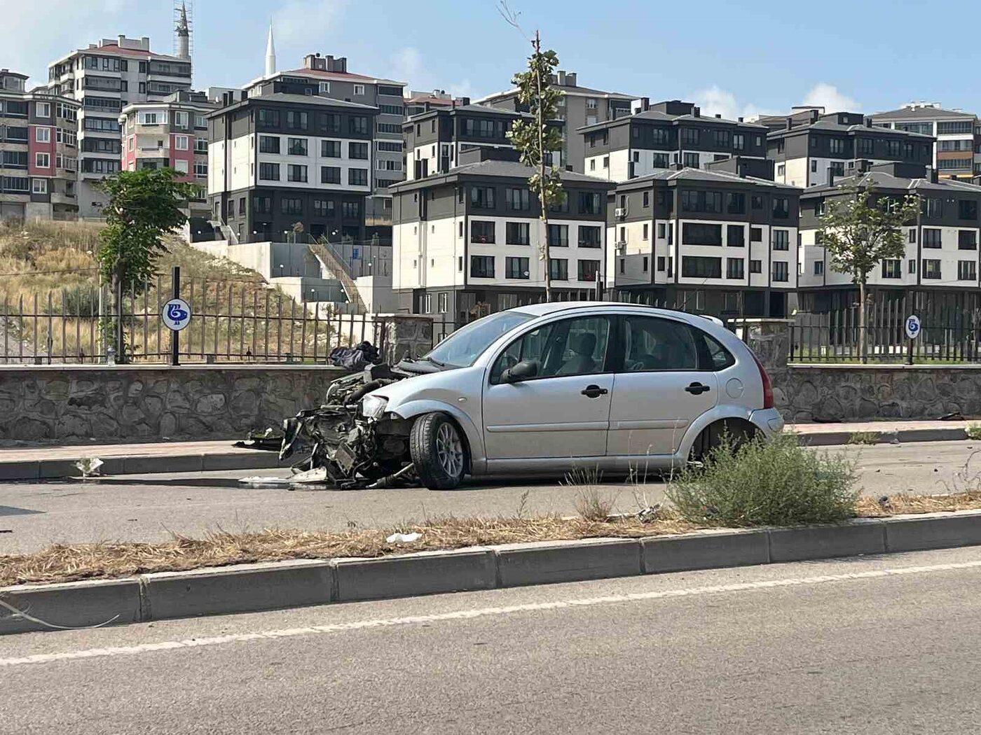 Hurdaya dönen araçtan burnu bile kanamadan çıktı