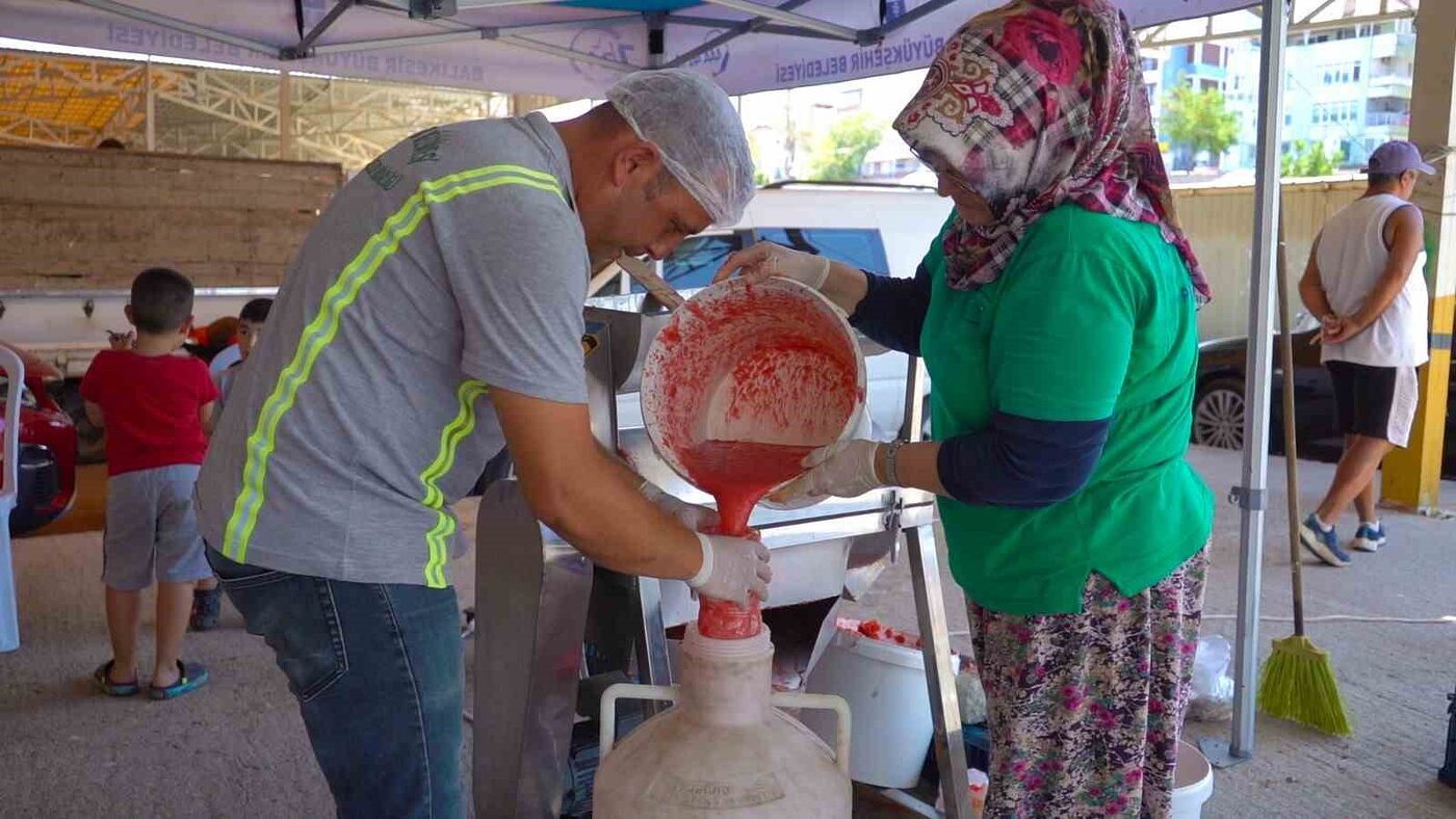 Kadınların salça mesaisi 15 gün erken başladı