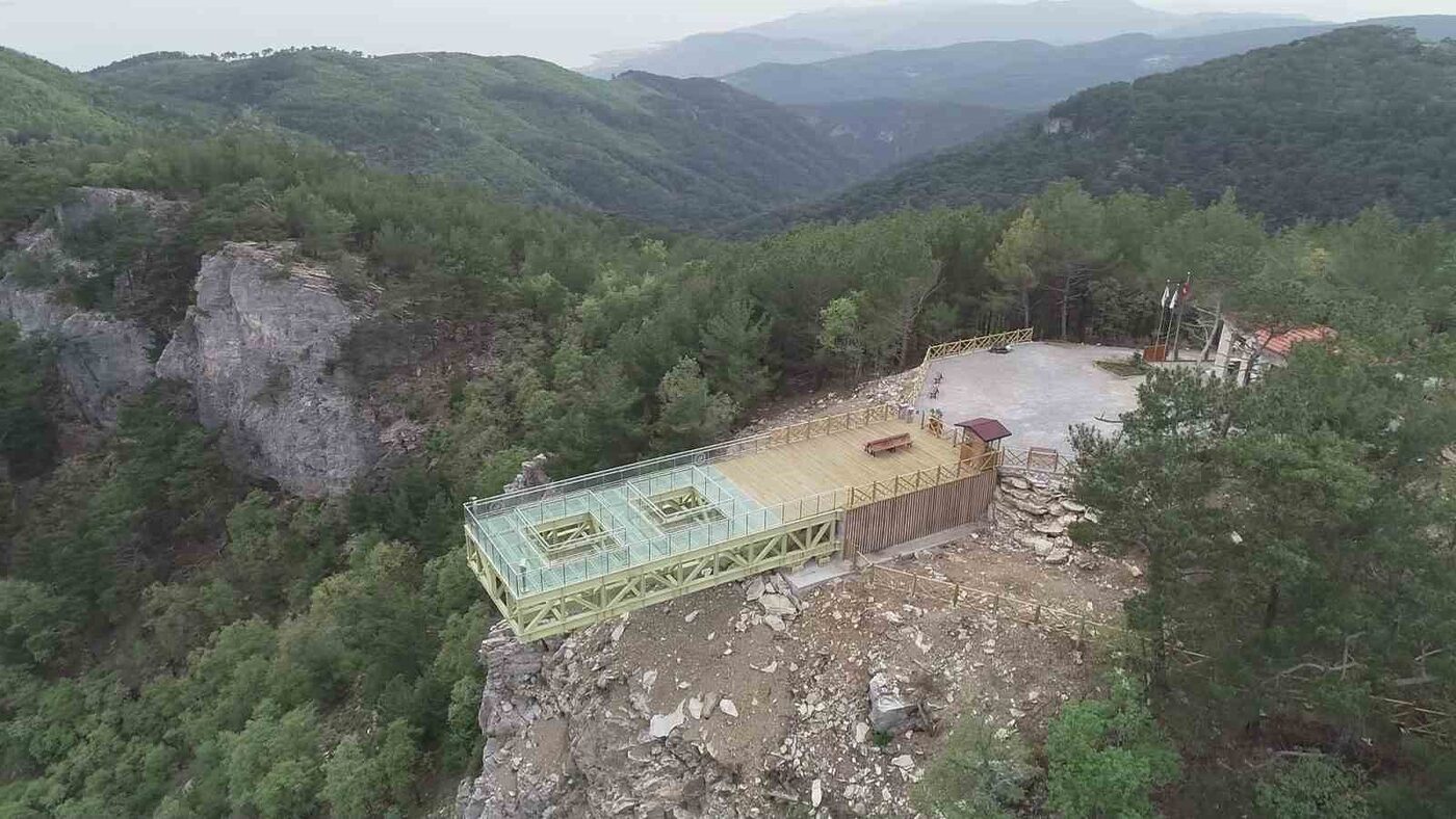 Kazdağları’nda aşırı sıcaklar nedeniyle camı çatlayan Şahinderesi Cam Seyir Terası ziyarete kapatıldı