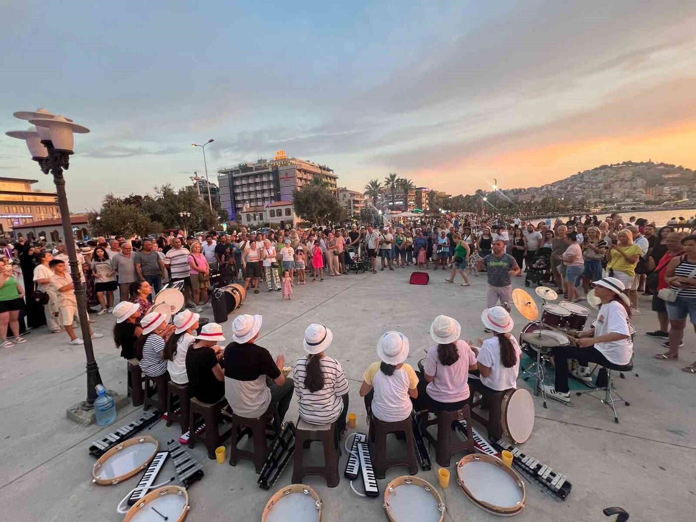 Köy çocukları tatilde binlerce turiste konser verdi