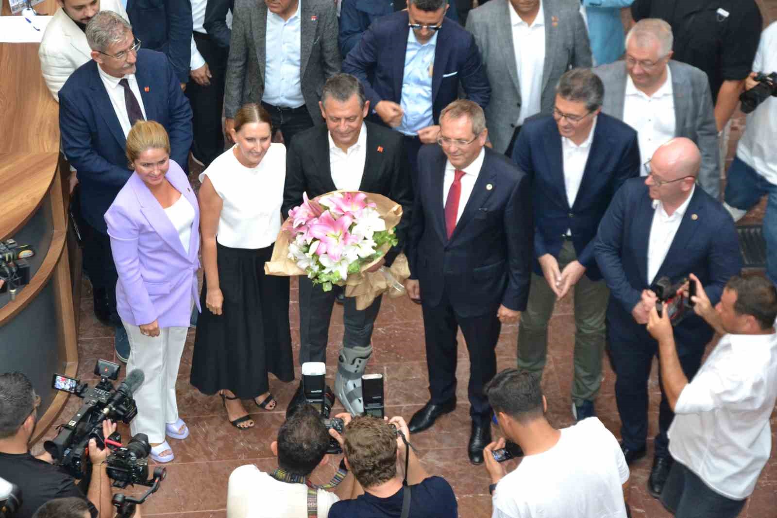 CHP Genel Başkanı Özgür Özel, Ayvalık Belediyesini ziyaret etti