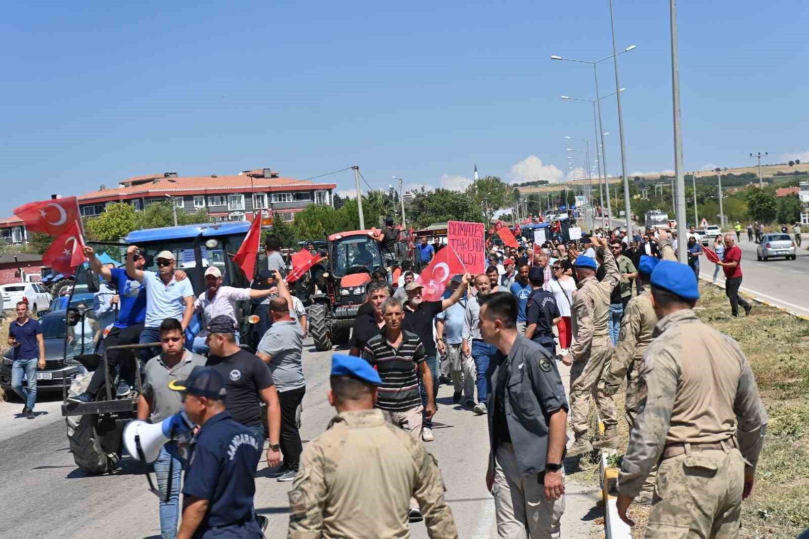 Domates üreticisinin eylem yaptı