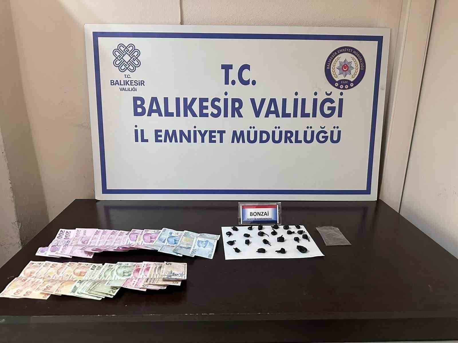 Balıkesir’in Erdek ilçesinde polis ekiplerinin durumundan şüphelendiği şahsın üzerinde satışa