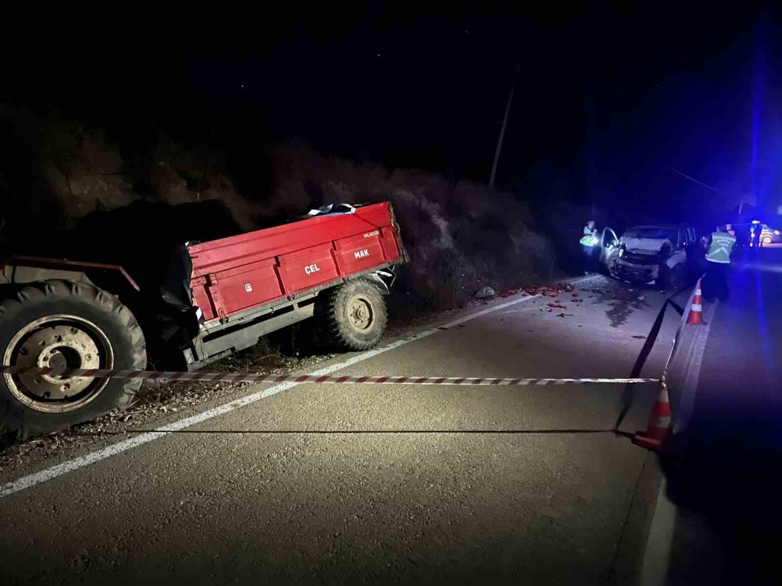 Balıkesir’in Dursunbey ilçesinde meydana gelen trafik kazasında traktöre arkadan vuran