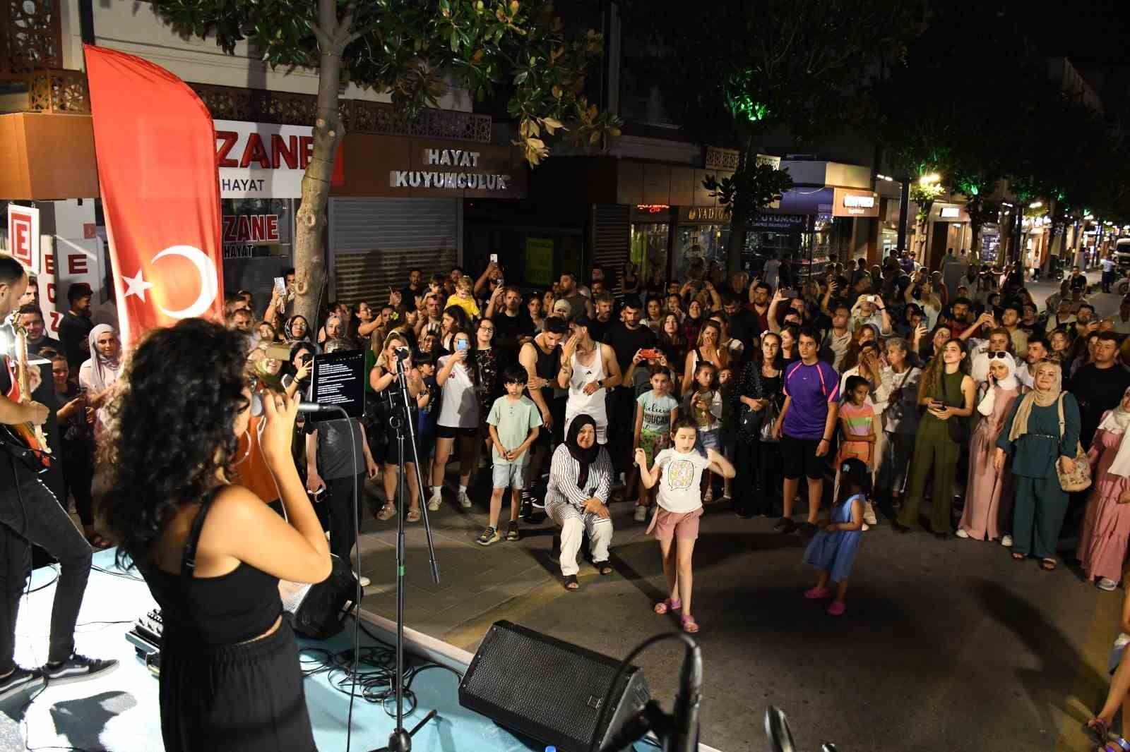 Vatandaş istedi cadde kapandı