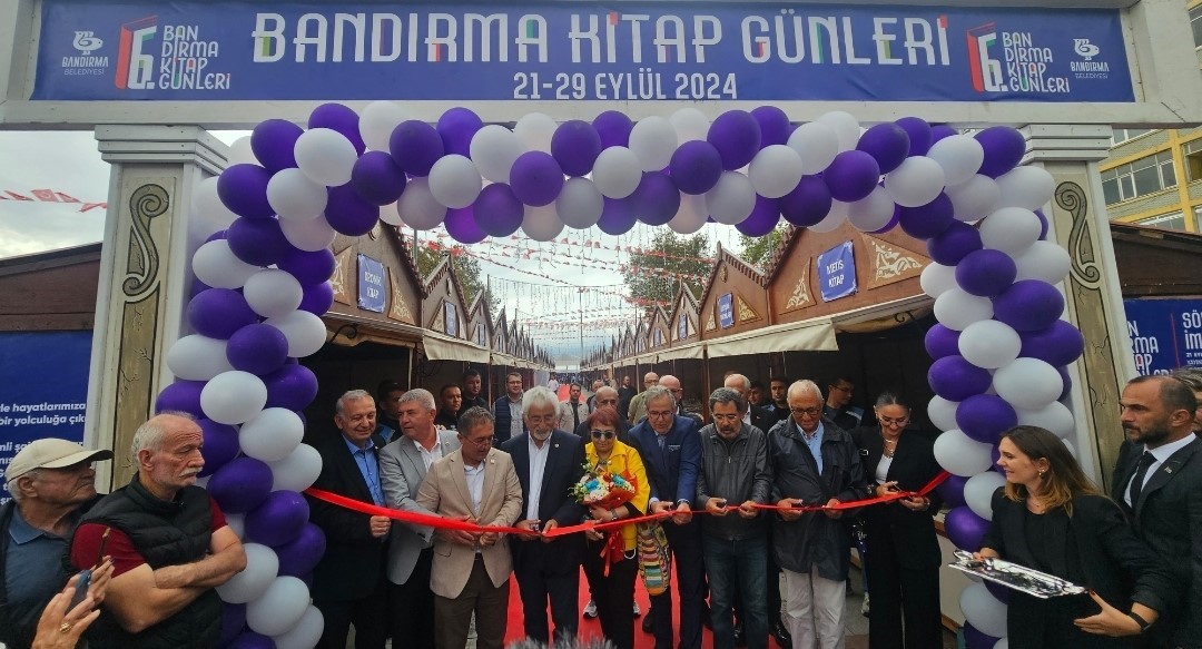 Bandırma’da kitapseverler Cumhuriyet Meydanı’nda